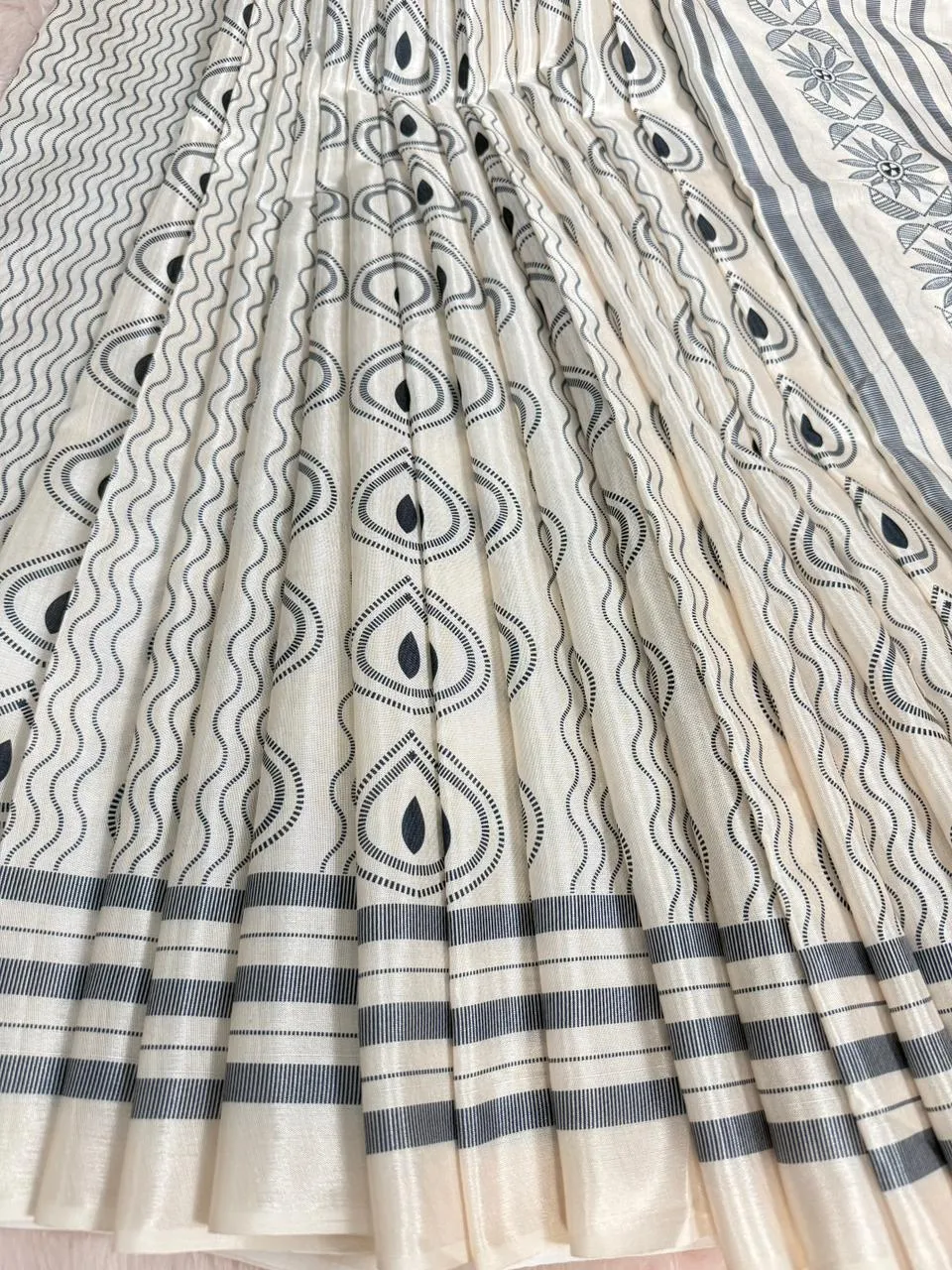 Soft Glossy Silk Digital Print Saree With Unstitched Blouse Piece
